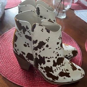 Brand New Woman’s Cow Print Heeled Boot Altered State Size 6.5 ✨